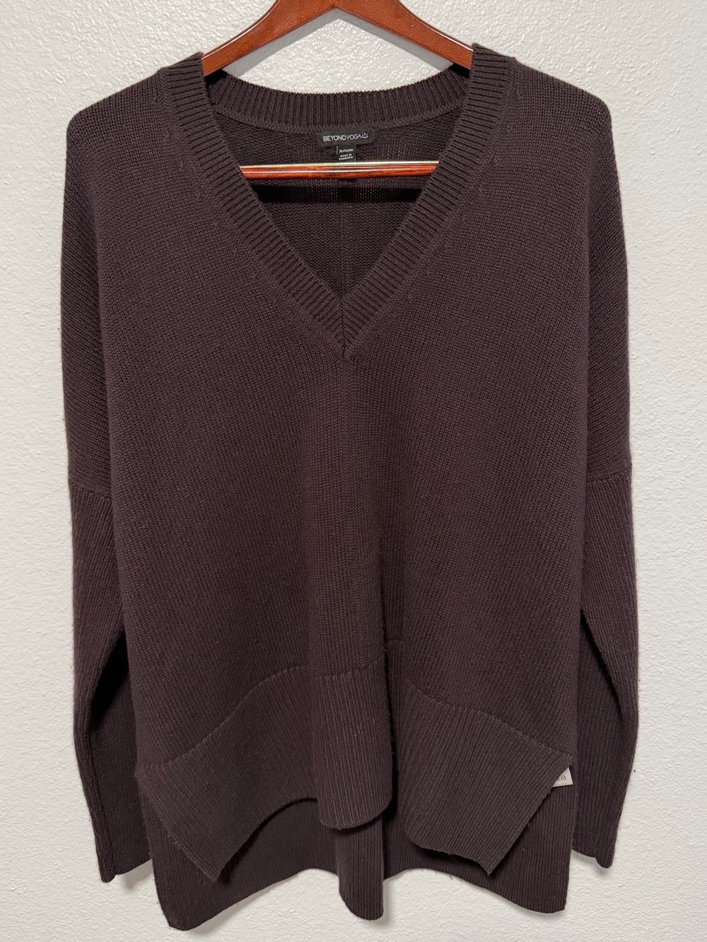 Beyond Yoga Wool Blend V-Neck Sweater in Brown, Size XL